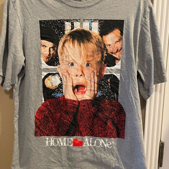 Home Alone Men’s Medium Shirt - Picture 2 of 10